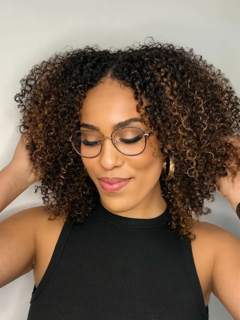 Cabelo cacheado castanho com iluminação suave